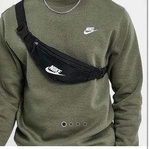 Selling brand new Nike fanny pack (no tag but never used)